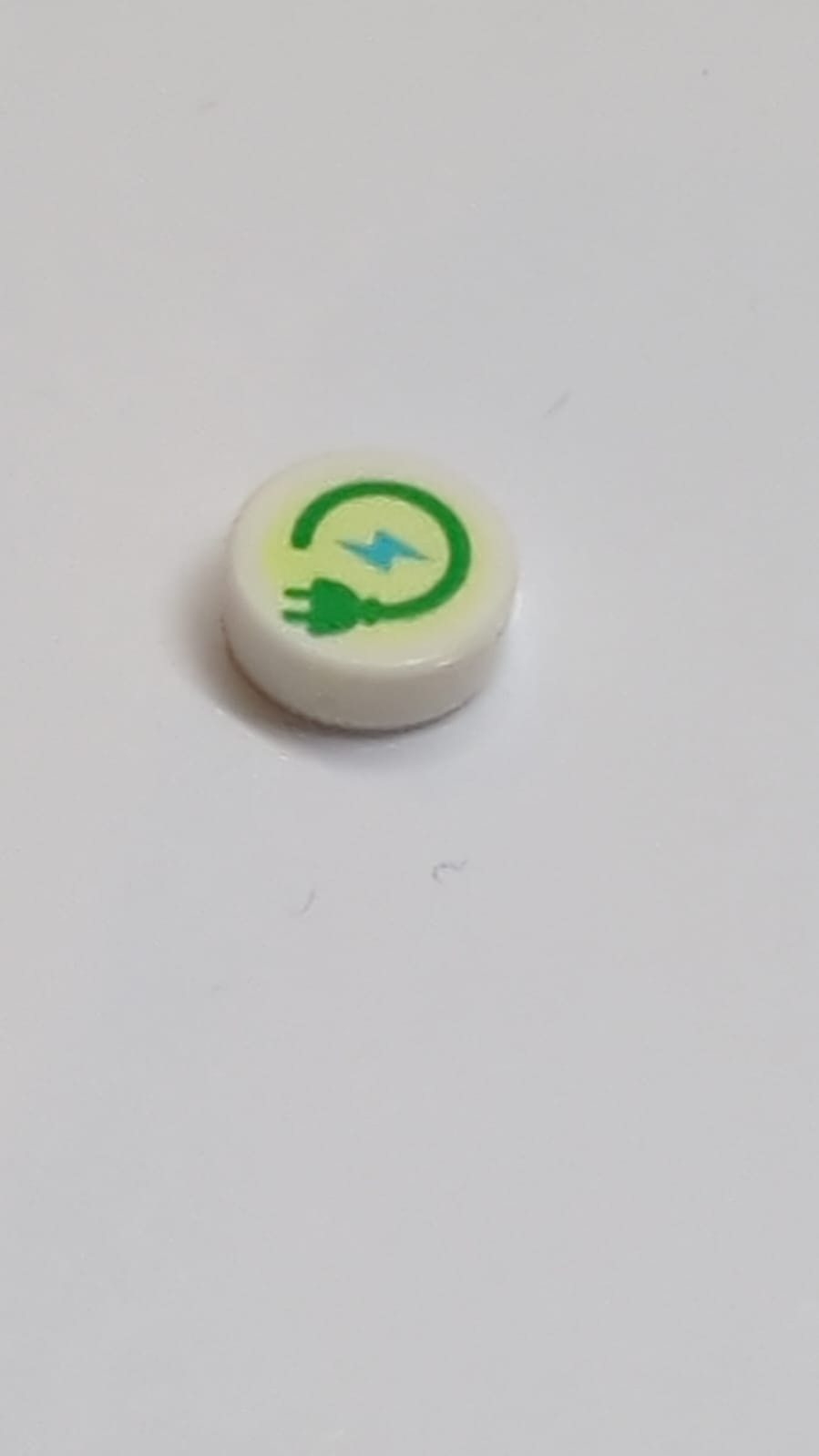 NEU Fliese, rund 1 x 1 mit grünem Elektrostromstecker und mittelblauem Blitz auf gelbgrünem Hintergrundmuster weiß