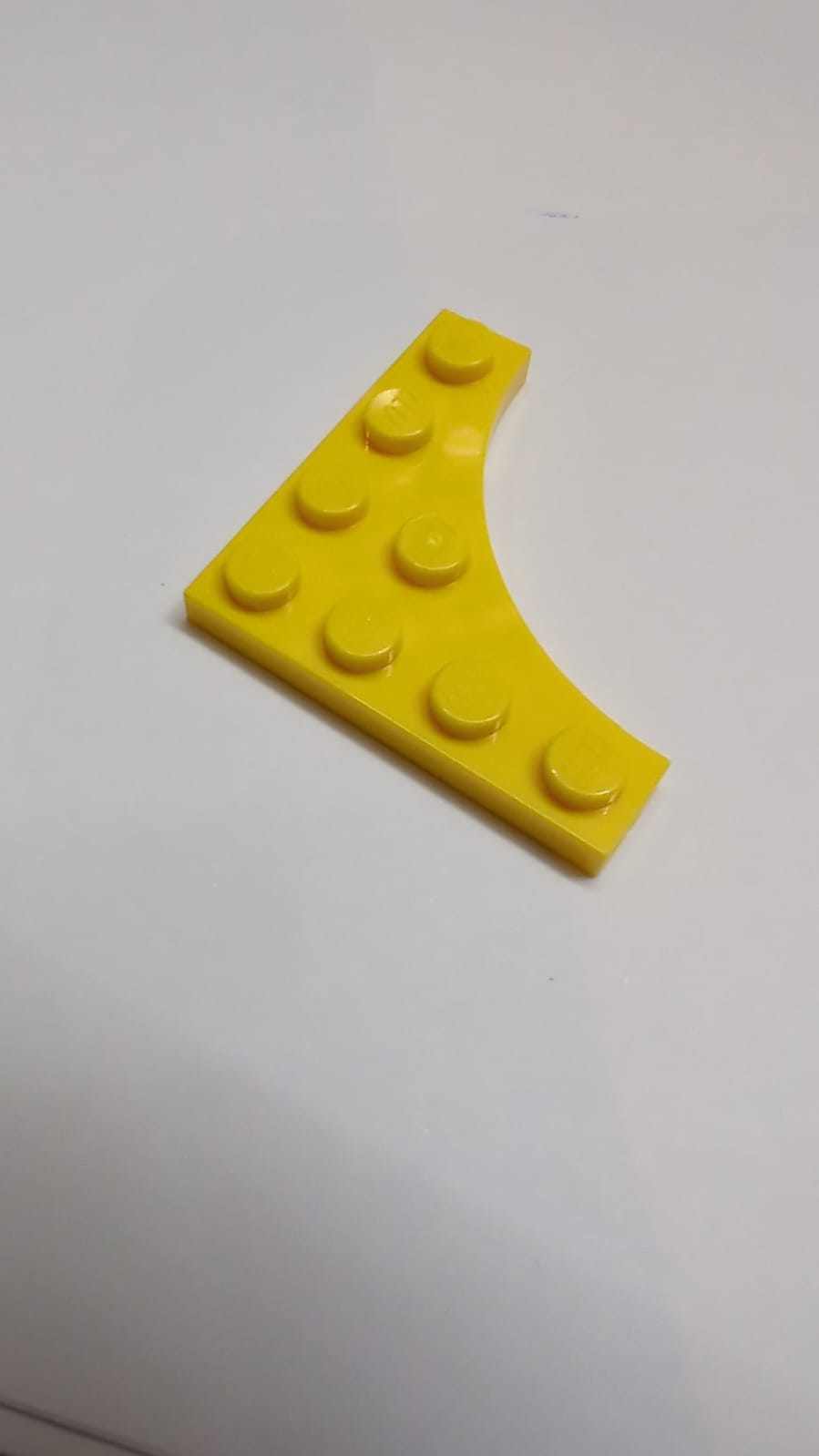 NEU Platte, modifiziert 4 x 4 mit 3 x 3 gebogenem Ausschnitt gelb