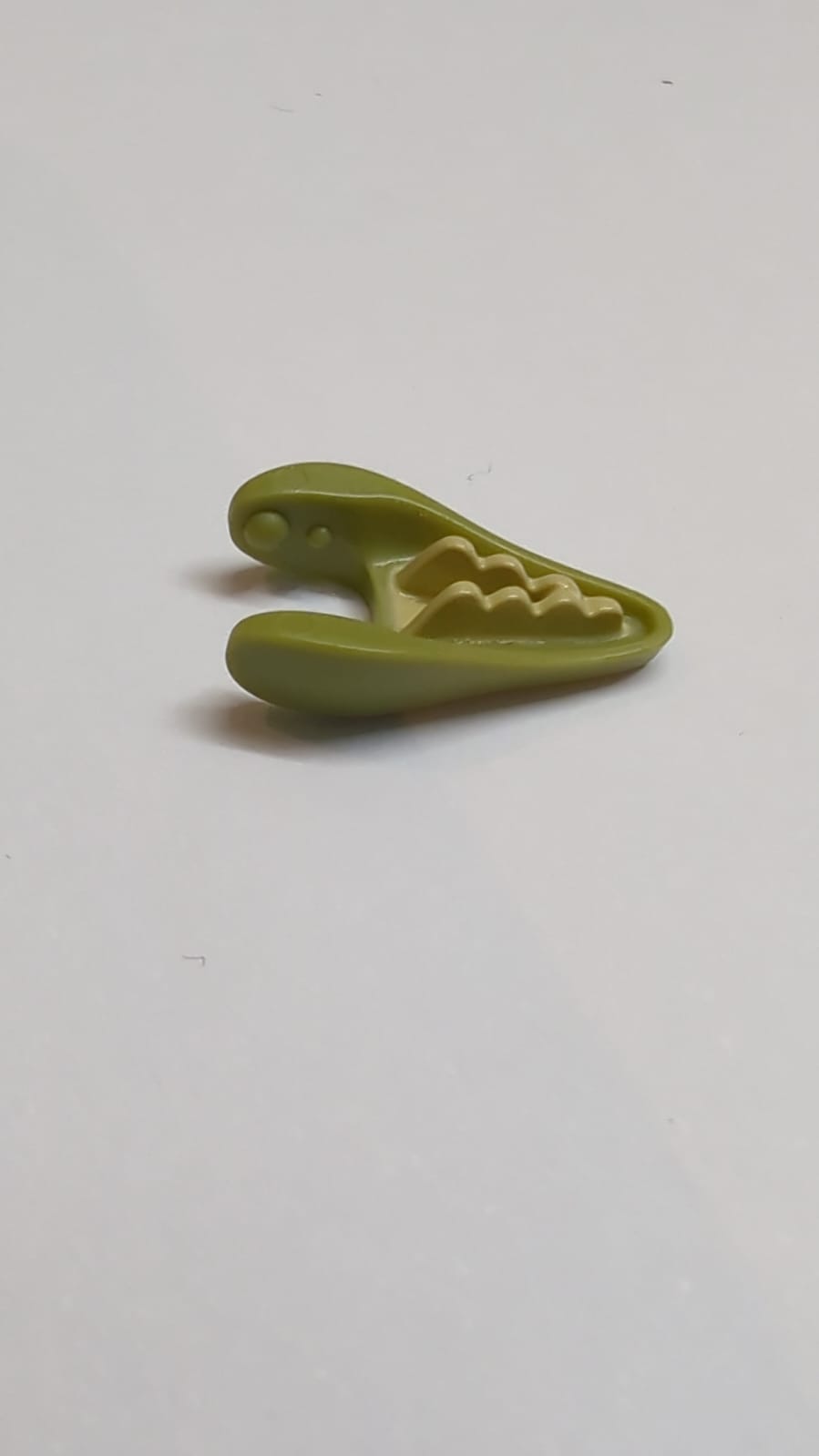 NEU Dinosaurierkiefer unten klein mit beige Zähnen Muster olivgrün
