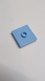 NEU Platte, modifiziert 2 x 2 mit Nut und einer Noppe (Jumper) hellblau