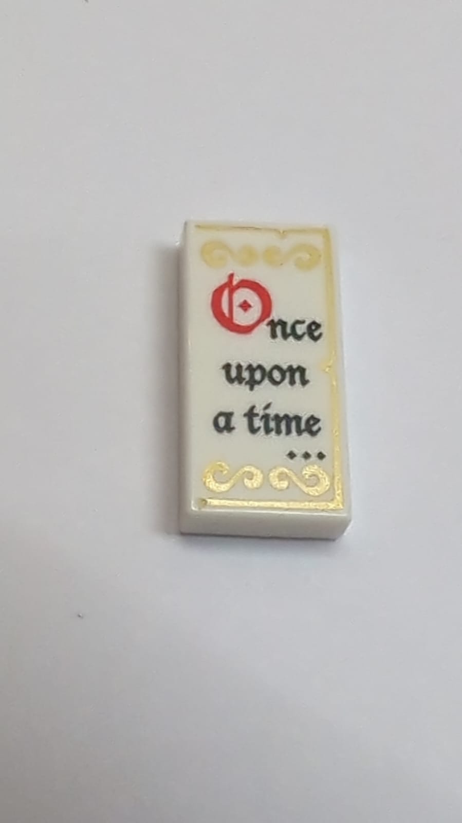 NEU Fliese 1 x 2 mit Nut mit schwarzem und rotem ‚Es war einmal...‘ und Goldverzierungen Muster weiß