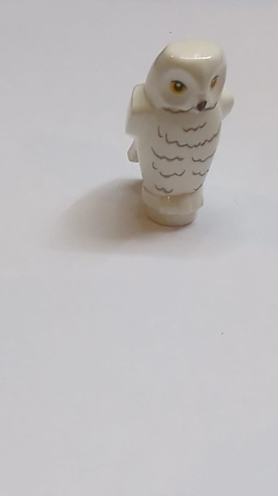 NEU Eule, kantige Merkmale mit schwarzem Schnabel, hell leuchtend orangefarbenen Augen und dunklem bläulich-grauen, gewellten Brustgefieder-Muster (HP Hedwig) weiß