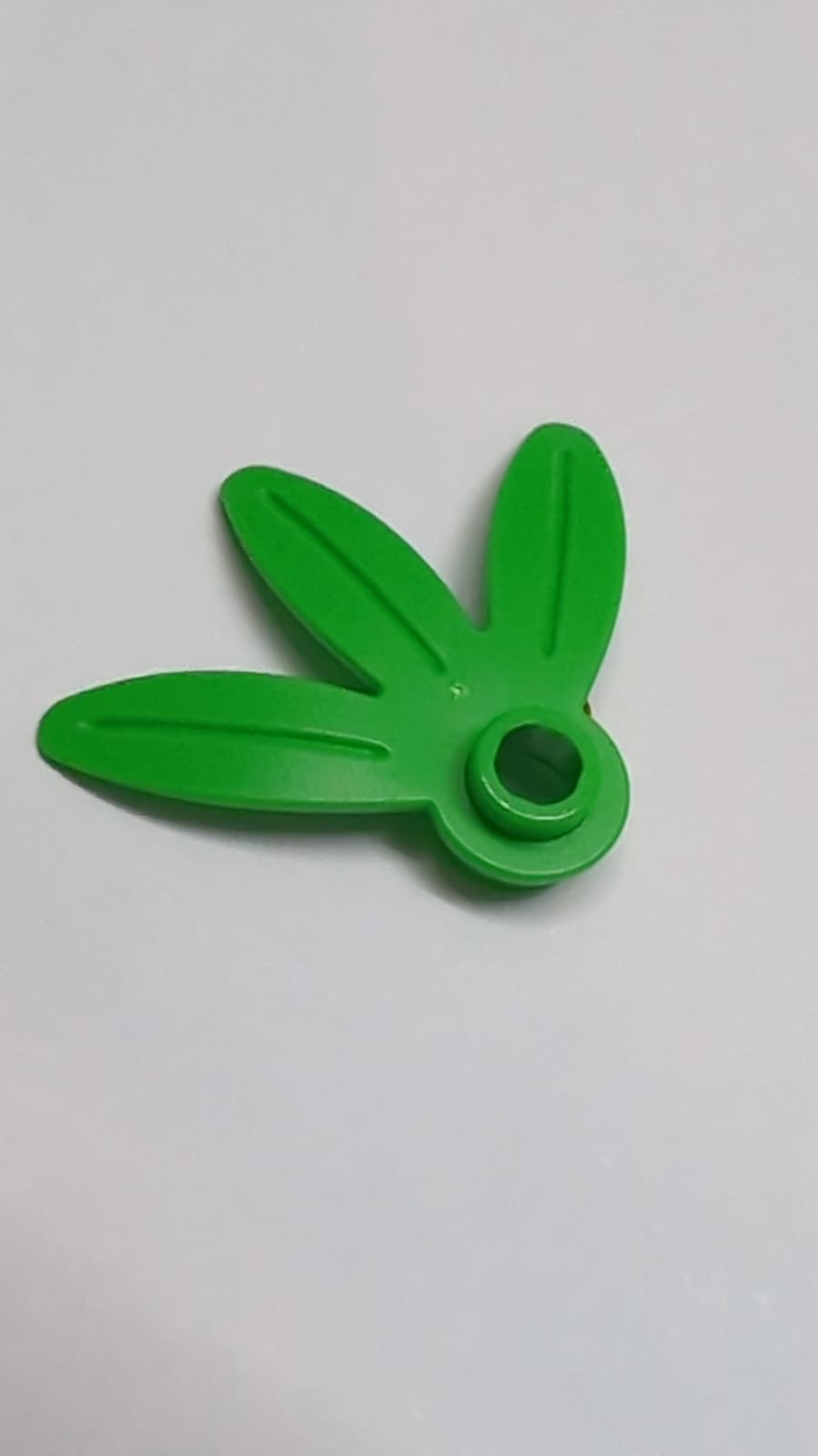 NEU Pfanze Platte, round 1 x 1 mit 3 dünnen Blättern mediumgrün