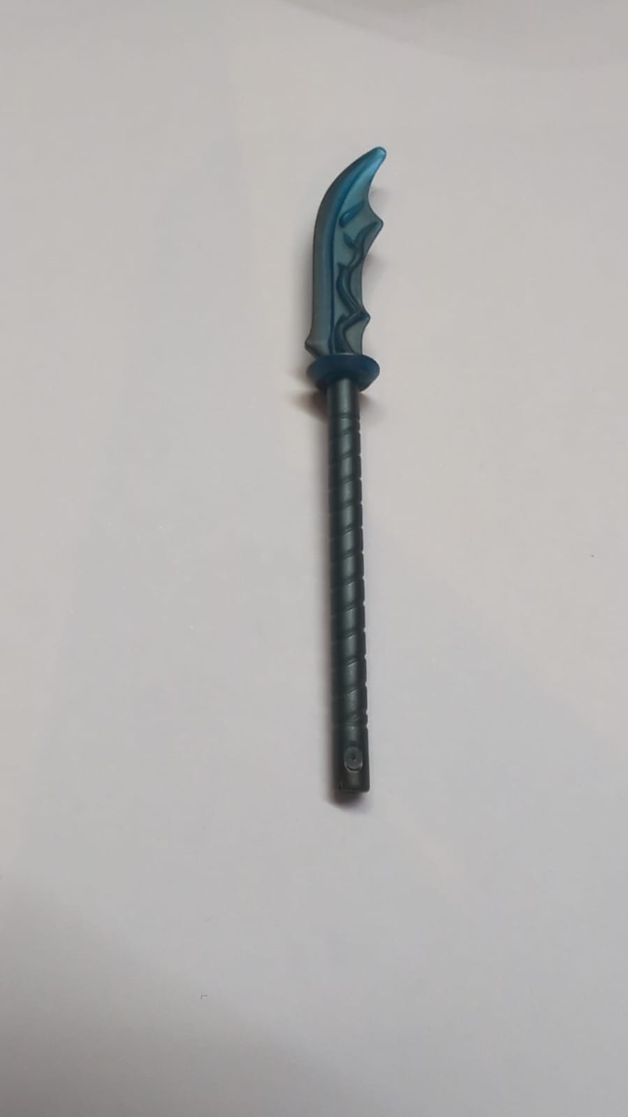 Minifigur, Waffe Naginata mit marmoriertem transparent hellblau, titan