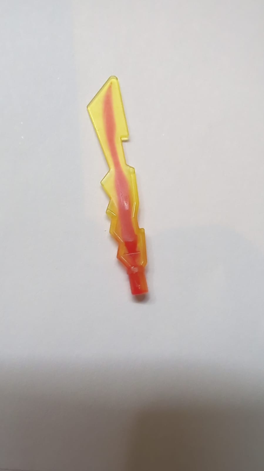 Minifigur, Waffe Schwertklinge mit gezackten Kanten und Stangenende mit marmoriertem transparent-rotem Muster