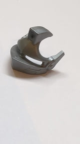 Minifigur, Visier spitz mit Augenschlitzen und Stacheln pearlsilber