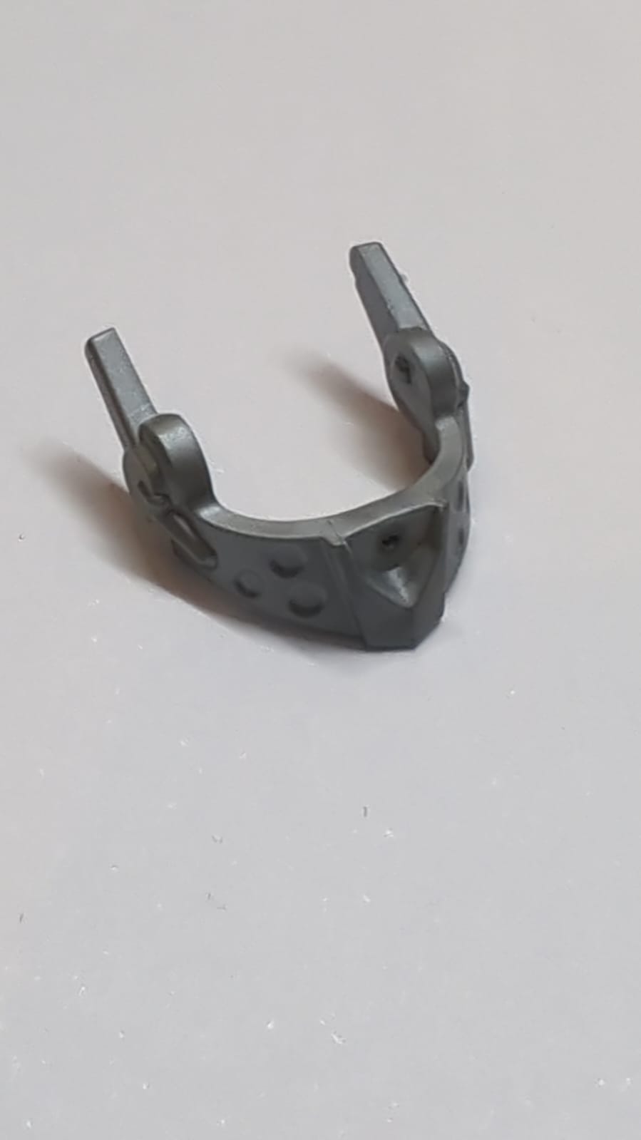 Minifigur, Visier spitz mit runden Dellen und Stacheln pearlsilber