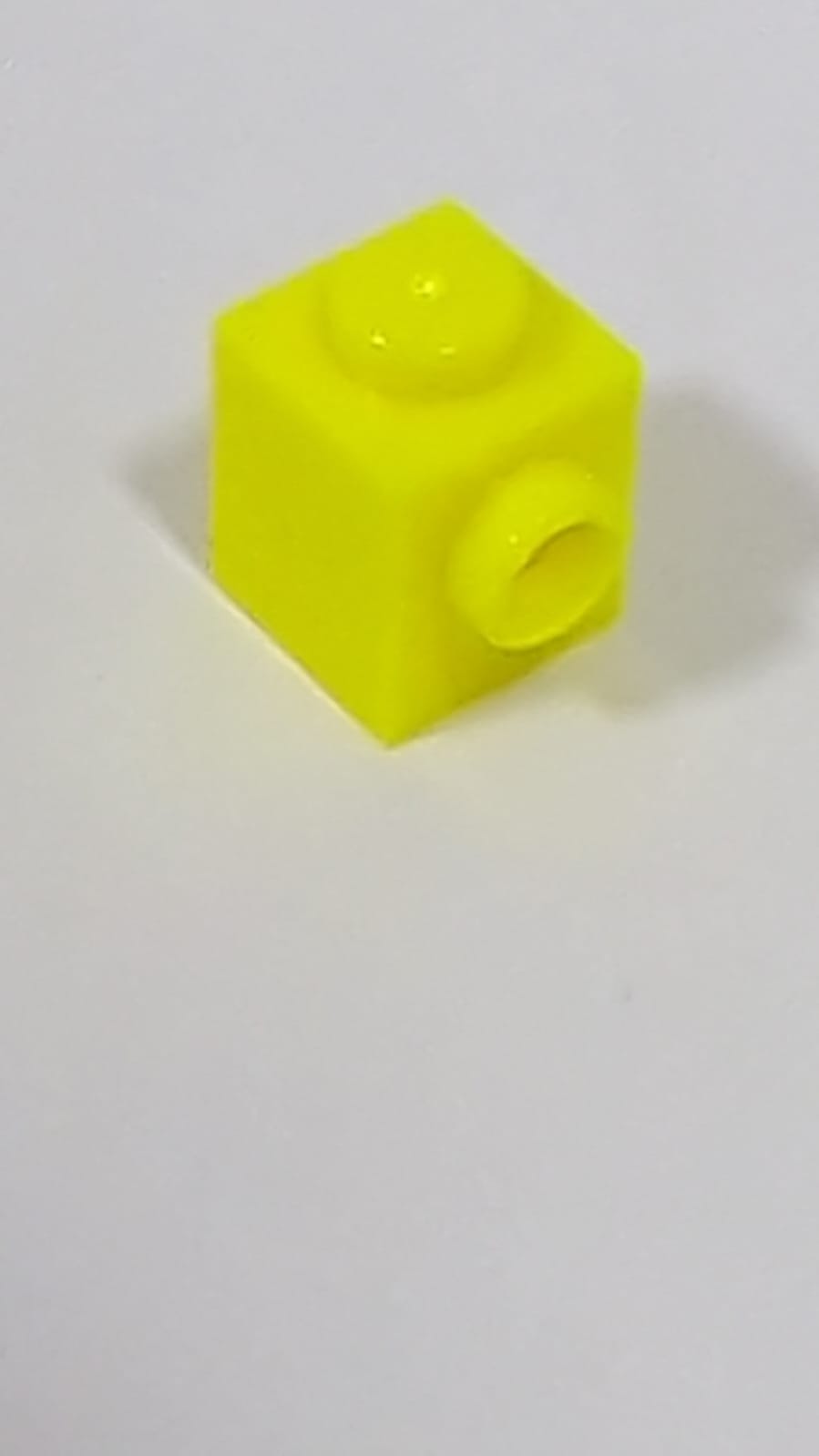 NEU Stein modifiziert 1 x 1 mit Noppe an einer Seite neongelb