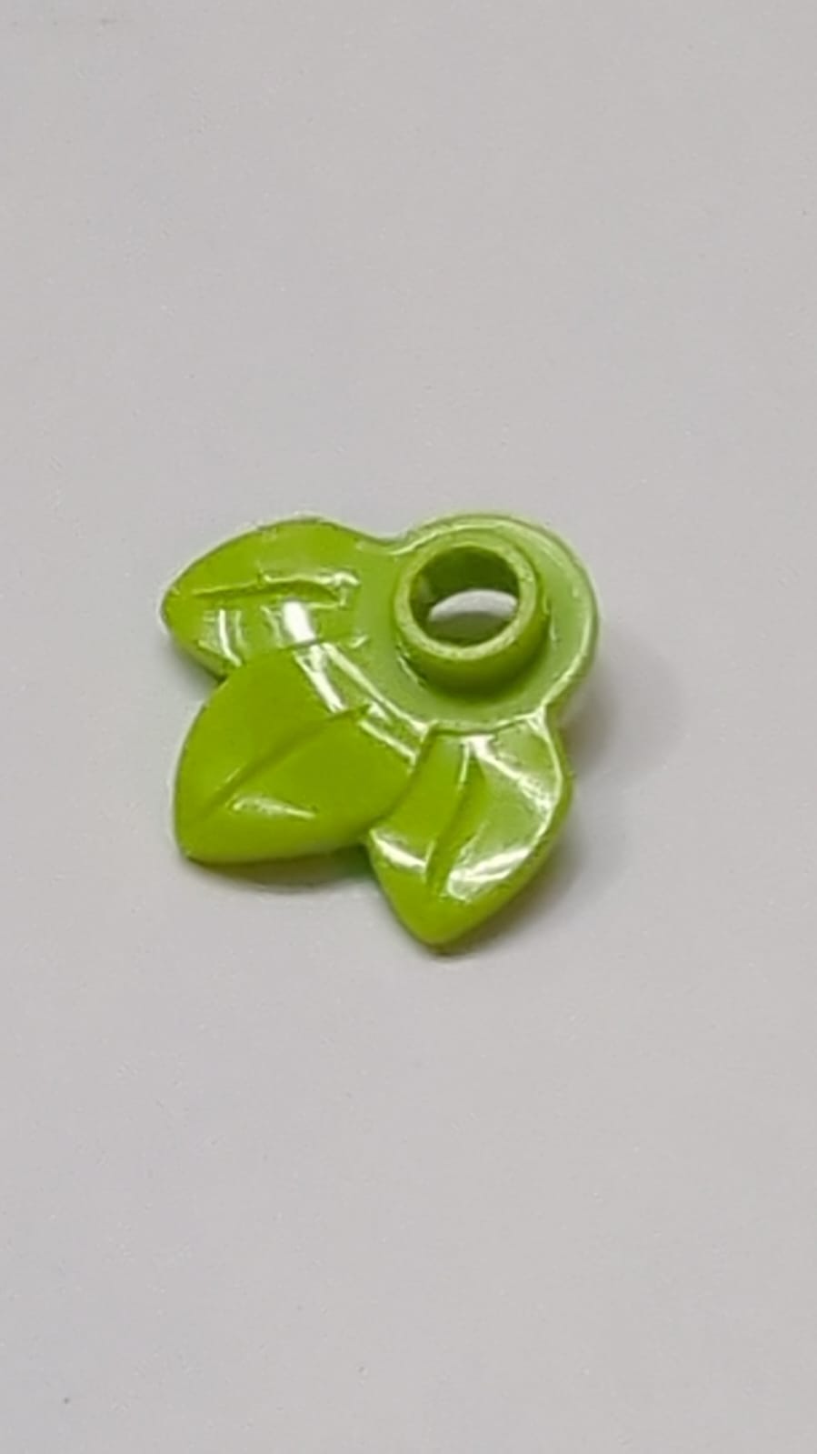 1x1 rund, Pflanze mit 3 Blättern lindgrün