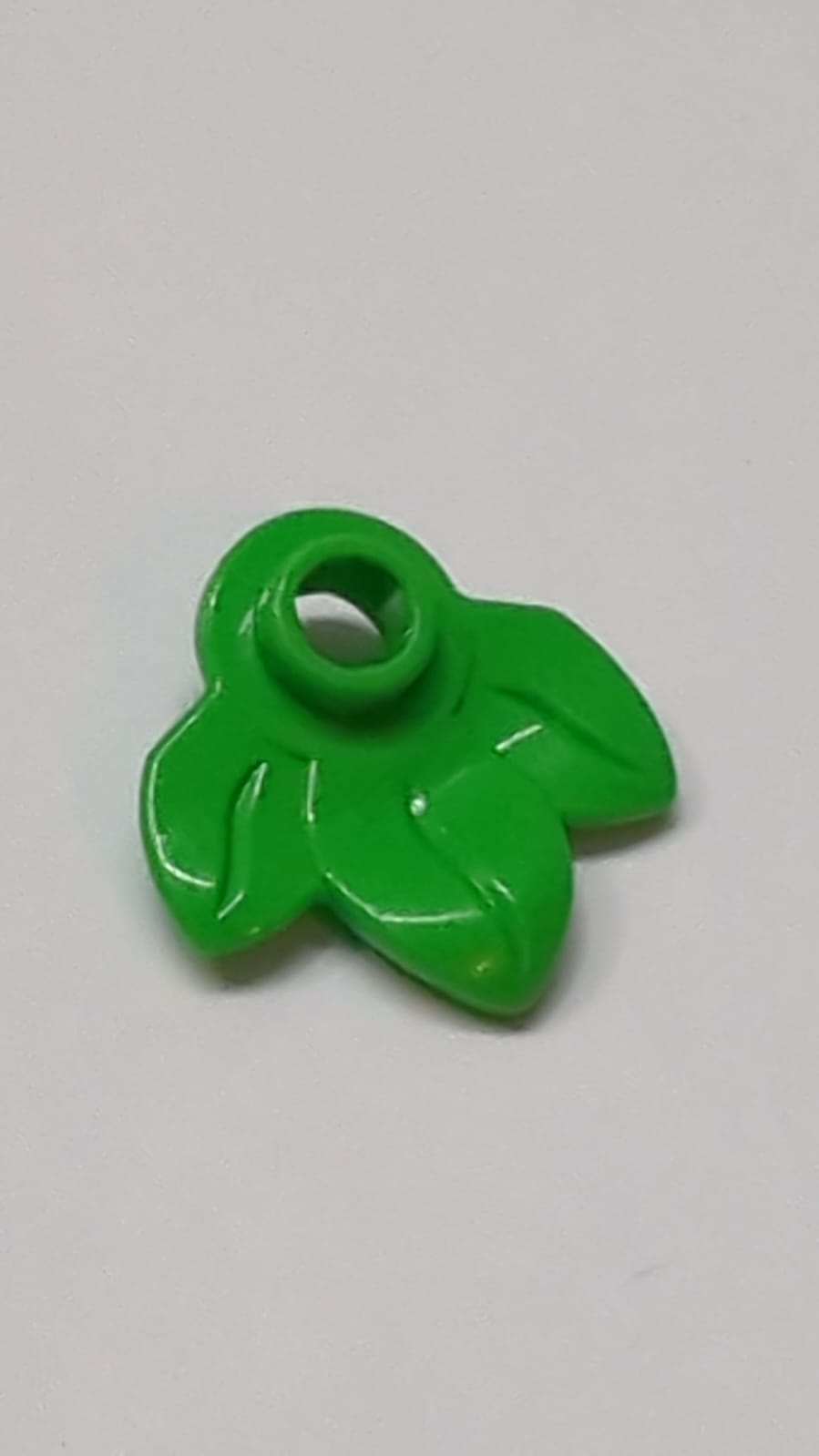 1x1 rund, Pflanze mit 3 Blättern mediumgrün