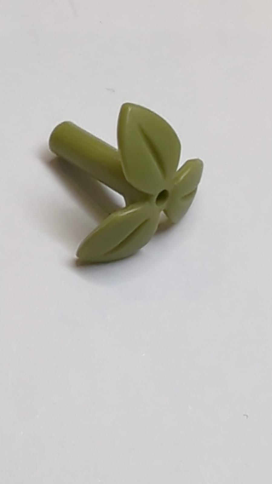 Pflanze Stängel mit 3 Blättern, Stiel 3L, kleines Pin Loch olivgrün