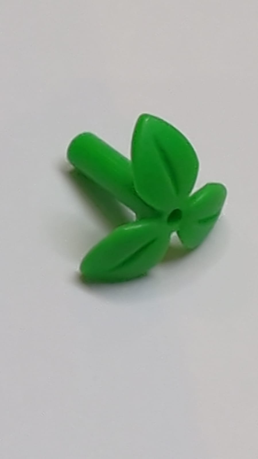 Pflanze Stängel mit 3 Blättern, Stiel 3L, kleines Pin Loch mediumgrün