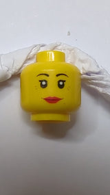 Minifigur, Kopf beidseitig, weiblich, schwarz, dünne Augenbrauen, einzelne Wimpern, Schönheitsfleck, rote Lippen, mittlere Nougatfalten, Grinsen / wütendes schiefes Stirnrunzeln-Muster gelb