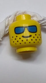 Minifigur, Kopf mit Brille, blauen Sonnenbrillen und weit auseinanderliegendem Bartmuster gelb