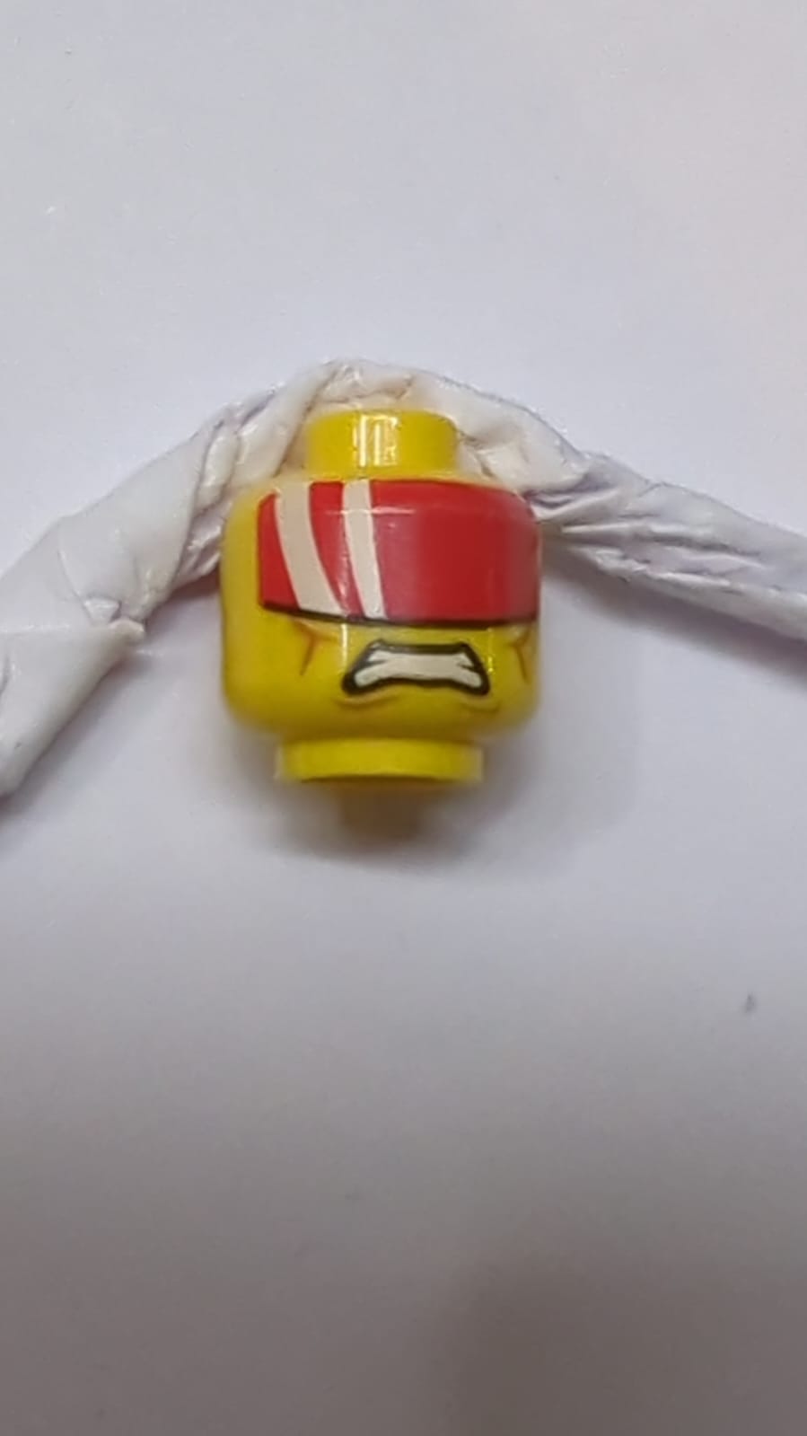 Minifigur, Kopf beidseitig, rotes Visier mit 2 weißen Streifen, Wangenlinien, geschlossener Mund / zusammengebissene Zähne Muster gelb