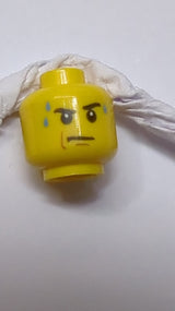 Minifigur, Kopf mit schwarzen Augenbrauen, linkes hochgezogen, hellblaue Schweißtröpfchen, Nugat-Kieferlinie und Kinngrübchen, ernstes Muster gelb