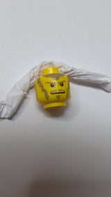 Minifigur, Kopf Dunkelbeige mit Augenbrauen, Schnurrbart, Soul Patch, Koteletten und Haaren, breites Grinsen Muster gelb
