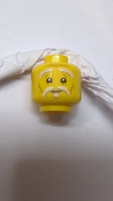 Minifigur, Kopf mit weißen buschigen Augenbrauen, Schnurrbart und Soul Patch, obere Augenlider, mittlerer Nougat-Farbton an Wangenlinien und Falten, neutrales Muster gelb