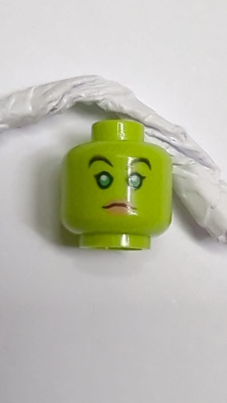 Minifigur, Kopf doppelseitig, Alien weiblich, SW Twi'lek mit schwarzen Augenbrauen, einzelnen Wimpern, strahlend grünen Augen, nougatfarbenen Lippen, schief lächelndem offenen Mund mit Zähnen / neutrales Muster lindgrün