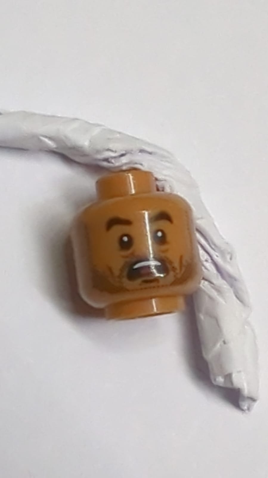 Minifigur, Kopf doppelseitig Schwarze Augenbrauen, Stoppelbart, weiße Pupillen, offener Mund ängstlich / schiefes Grinsen, hochgezogene Augenbraue Muster nougat (medium)