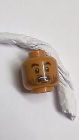 Minifigur, Kopf doppelseitig Schwarze Augenbrauen, Stoppelbart, weiße Pupillen, offener Mund ängstlich / schiefes Grinsen, hochgezogene Augenbraue Muster nougat (medium)