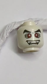Minifigur, Alien-Vampirkopf mit spitzen Zähnen, roten Augen mit weißen Pupillen und schwarzen Augenbrauenmuster weiß