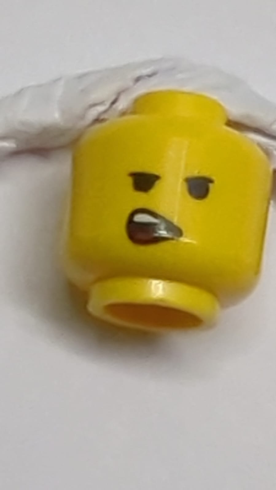 Minifigur, Kopf doppelseitig mit offenem Lächeln und Zunge / offenem Mund auf einer Seite Muster (Emmet) gelb