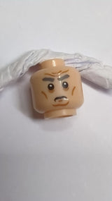 Minifigur, Kopf dunkelblaugrau, buschige Augenbrauen, mittlere Nougatrötung an den Wangen, Grübchen im Kinn und Falten, zusammengezogene Augenbrauen, ernstes Muster nougat (hell)