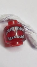 Minifigur, Kopf eines Aliens mit schwarzen Augen, großer offener Haifischmund mit scharfen Zähnen, geteiltes Muster transparent rot
