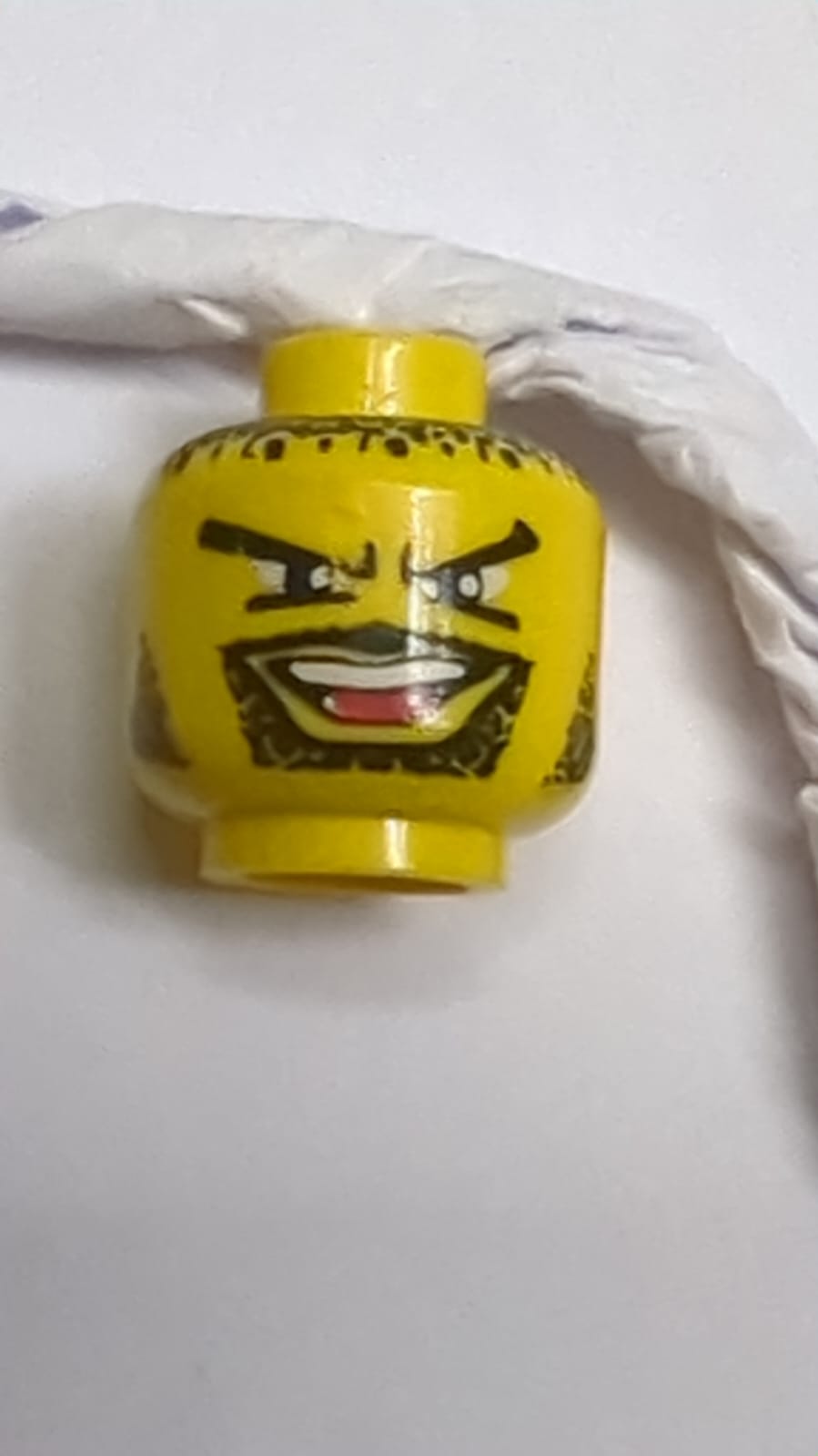 Minifigur, Kopf mit Schnurrbart und offenem Mund, Kinnbart, V-förmige Augenbrauen, schwarze Haare, Stoppelmuster gelb