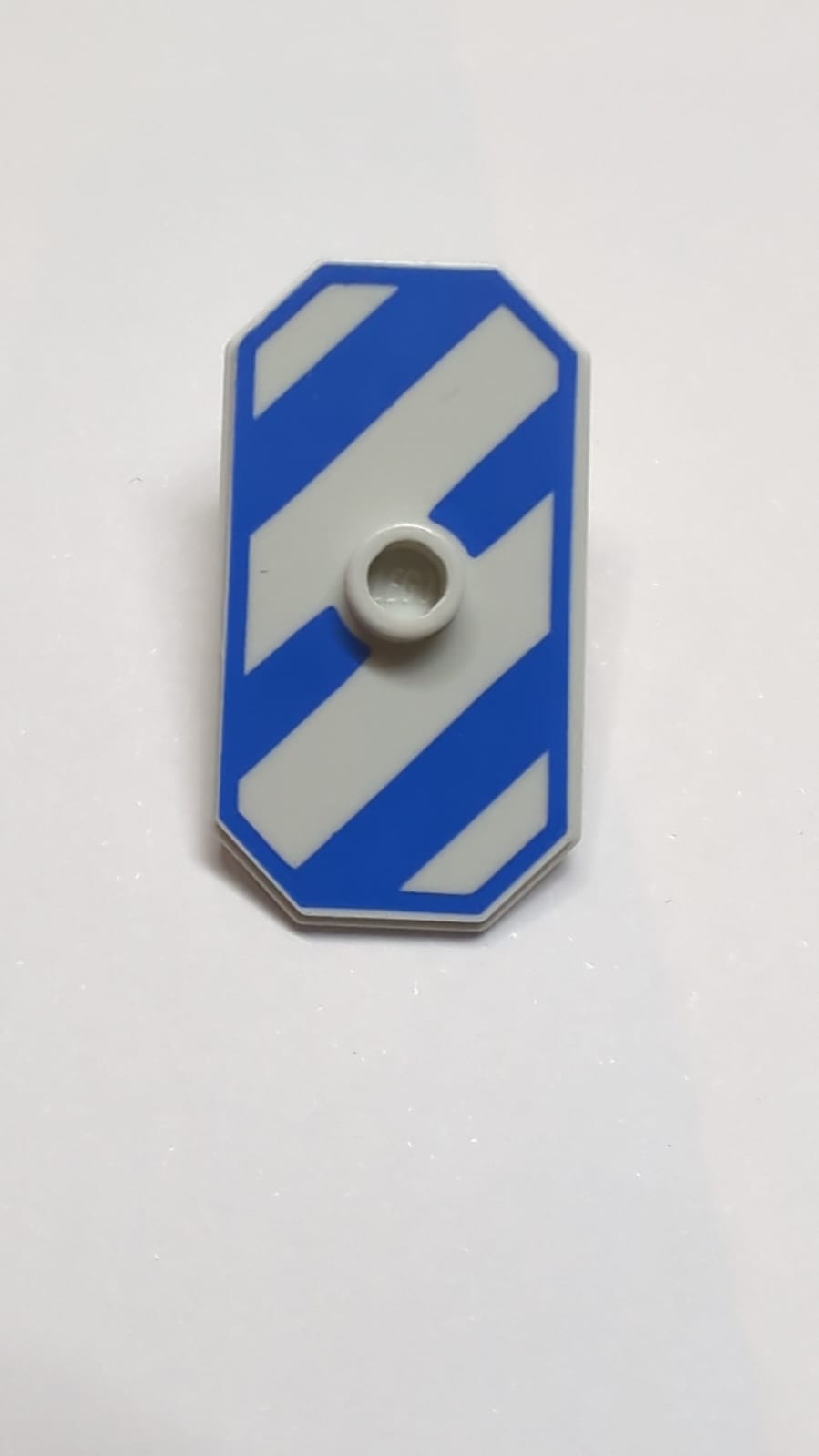 Minifigur, Schild achteckig lang mit Noppen mit blau-violetten diagonalen Streifenmuster sehr helles grau