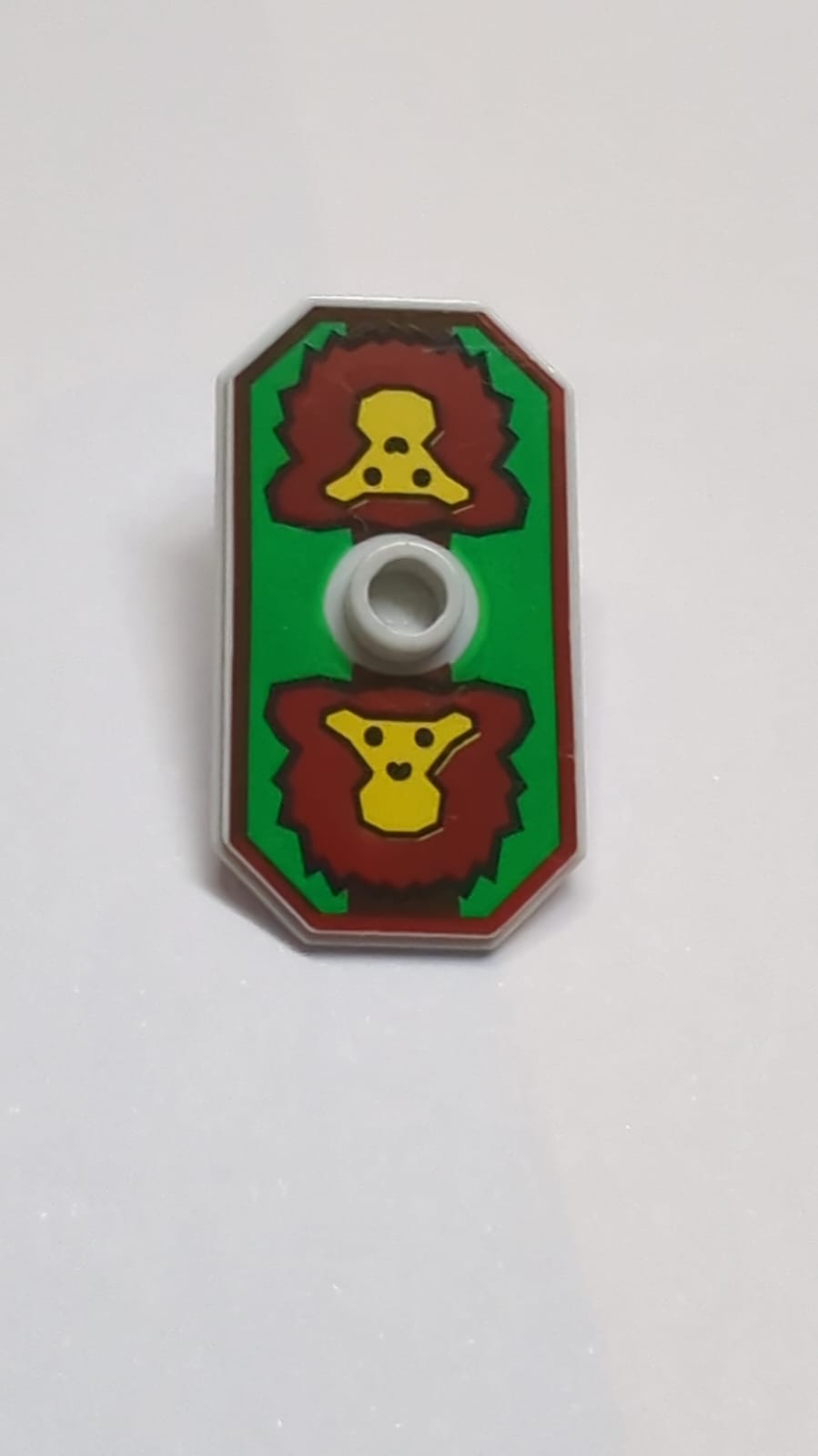 Minifigur, Schild Achteckig Lang mit Noppe mit Knights Kingdom Rascus Affen Muster (gedruckte Version) helles neuhellgrau