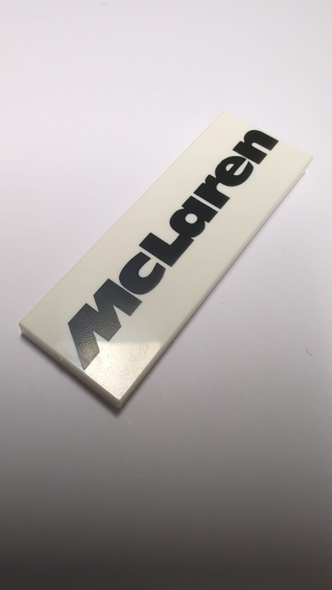 NEU Fliese 2 x 6 mit schwarzem 'McLaren'-Muster weiß