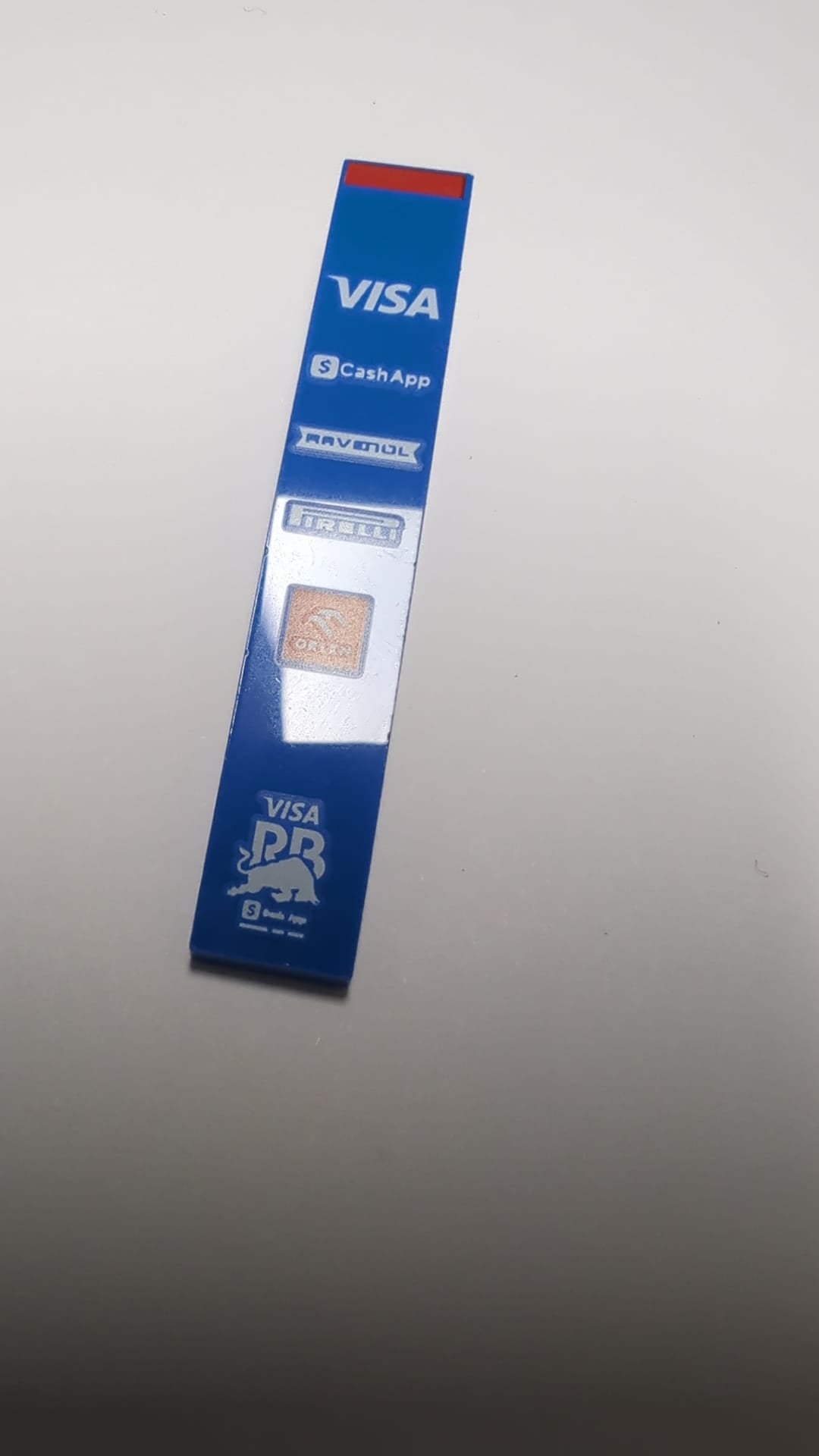 NEU Abgewinkelte, gebogene 6 x 1 mit rotem Streifen, weißen 'VISA', 'CashApp', 'RAVENOL', 'PIRELLI', 'ORLEN' und 'RB' Logos, silberner Bulle auf beiden Seiten Muster blau