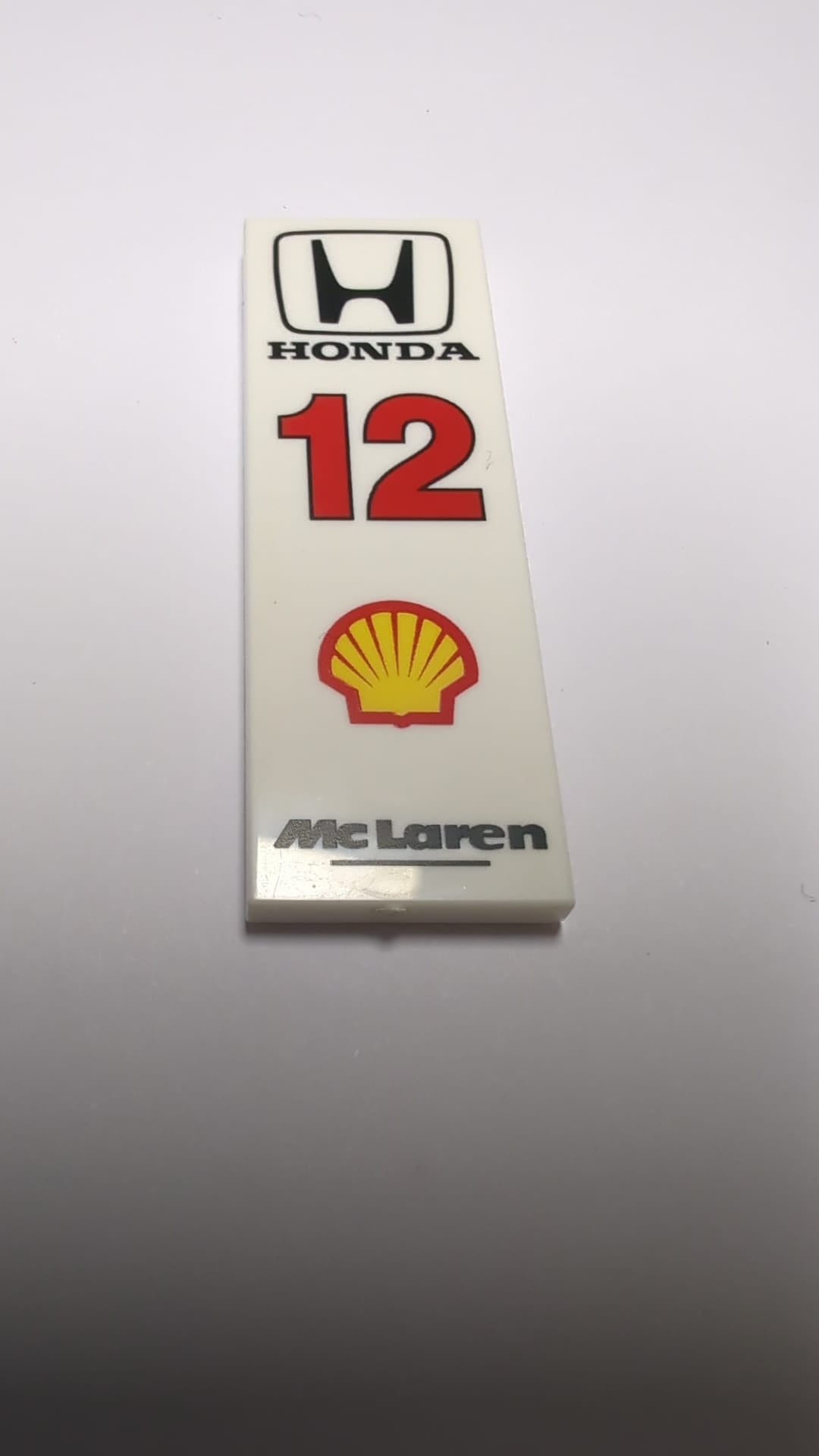 NEU Fliese 2 x 6 mit schwarzem 'McLaren' und 'HONDA', gelbem Shell-Logo und rotem '12'-Muster weiß