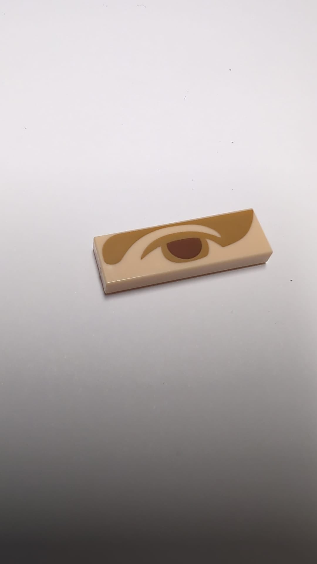 NEU Fliese 1 x 3 mit rötlich-braunem linkem Auge mit mittlerem Nougat-Augenlid und Schattenmuster (Mona Lisa)