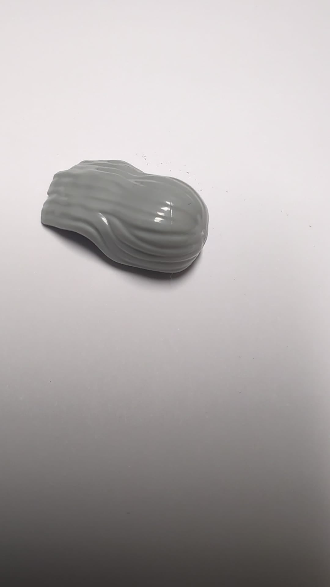 NEU Minifigur, lange Haare, mittig gescheitelt neuhellgrau