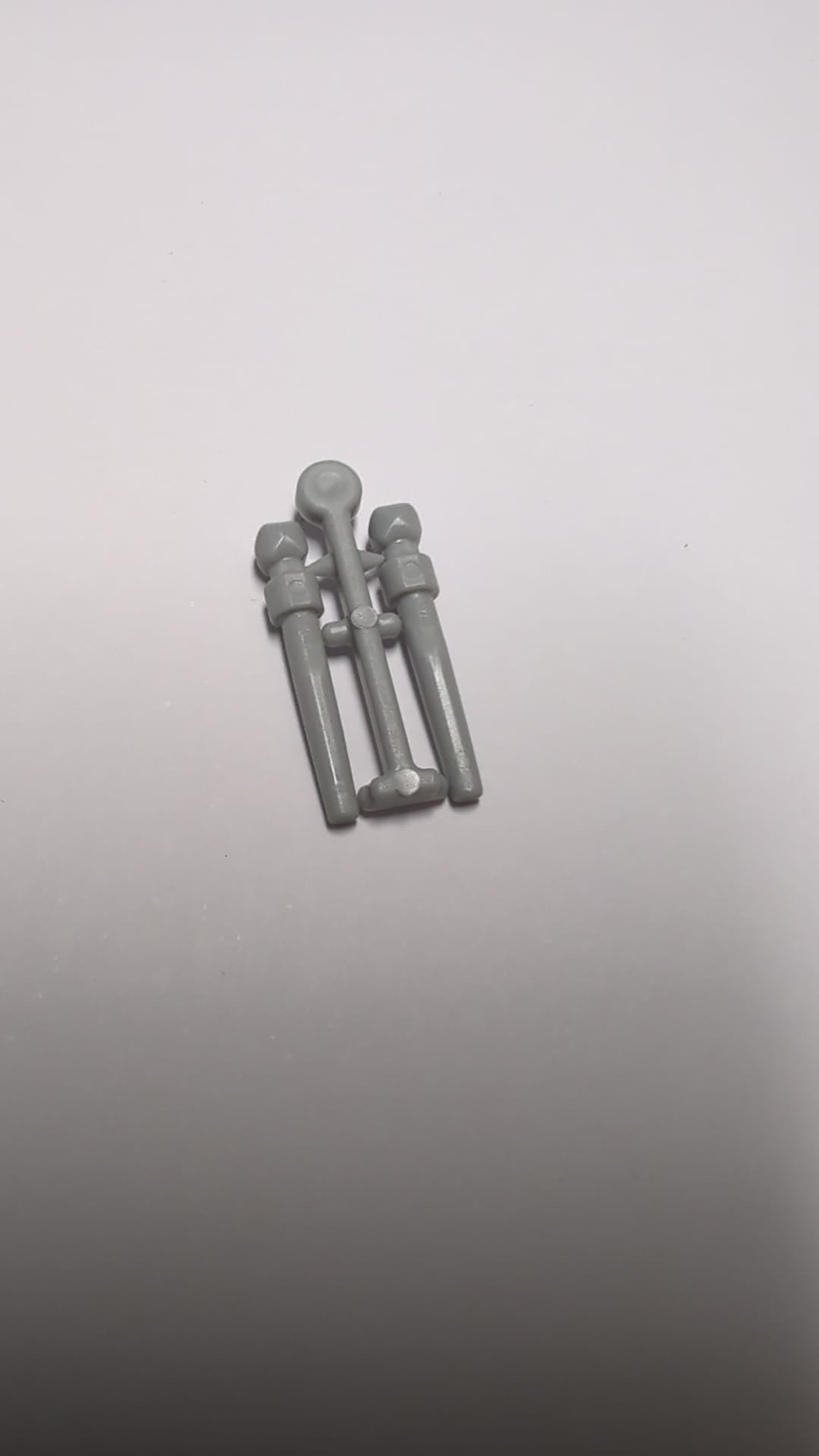 NEU Minifigur, Utensil Zauberstab, 2 auf der Spritzgussform neuhellgrau