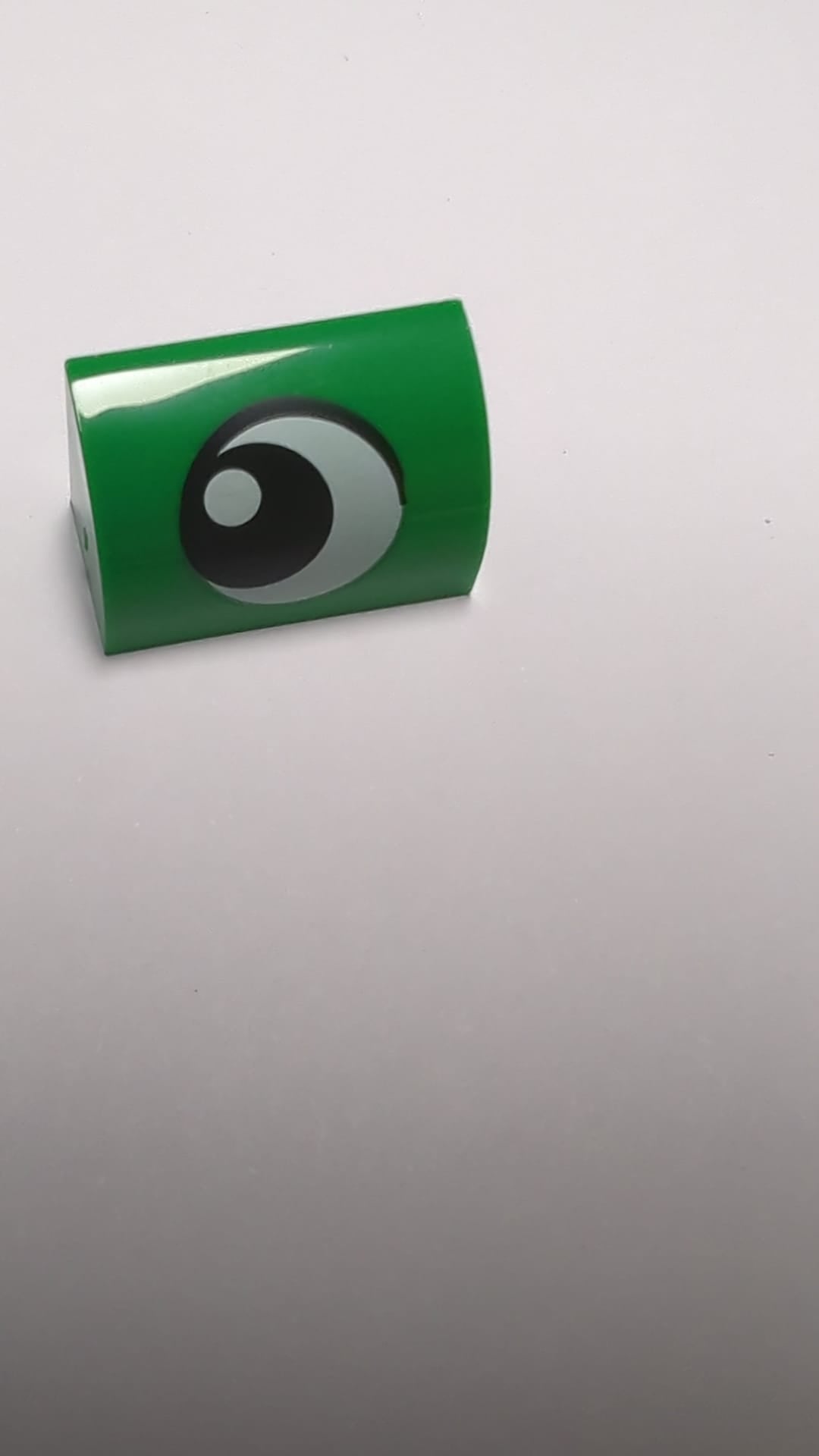 NEU Schräge, Gebogen 1 x 2 mit unterem Noppenhalter mit schwarzem und weißem Auge, das nach rechts schaut grün
