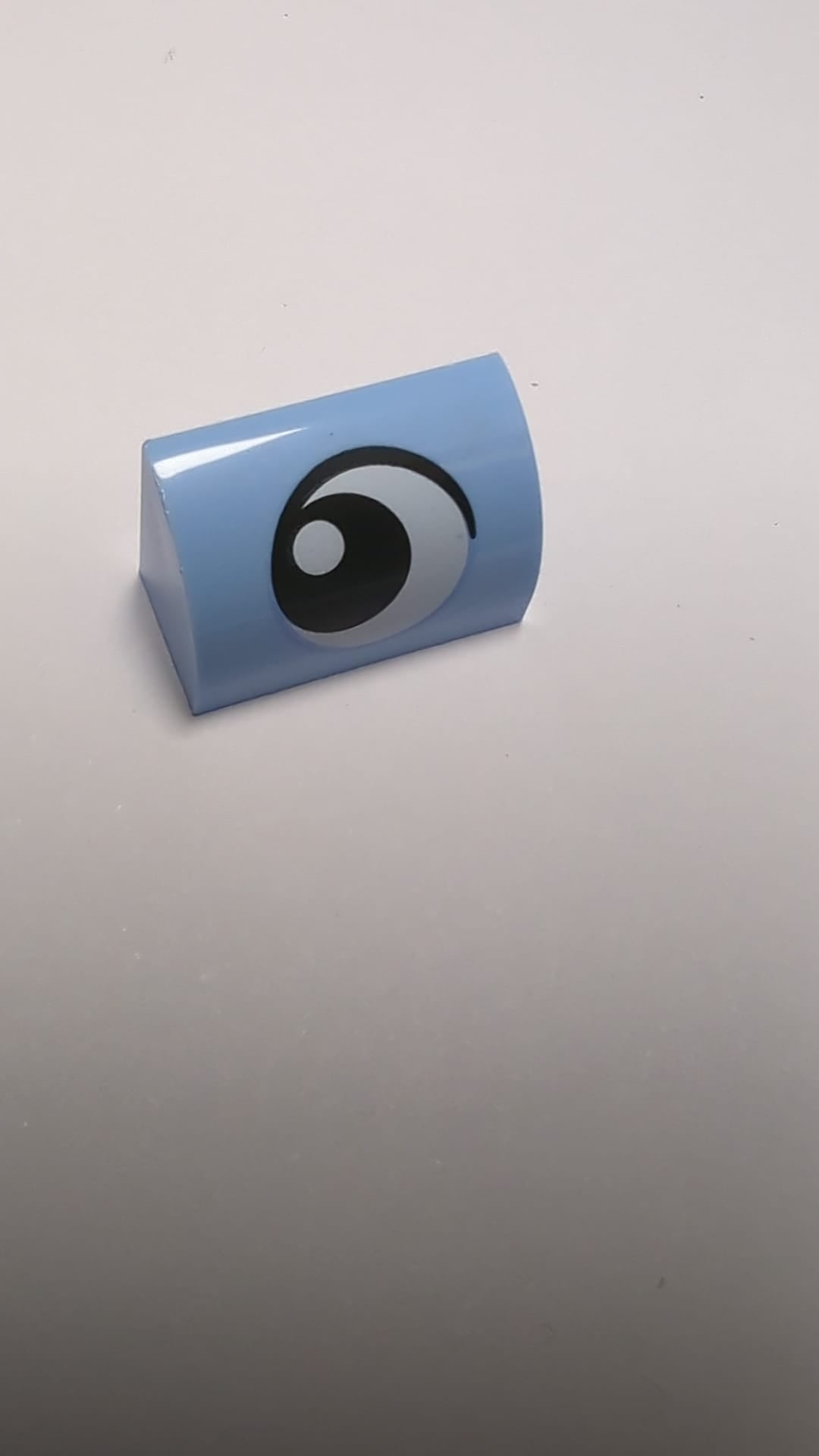 NEU Schräge, Gebogen 1 x 2 mit unterem Noppenhalter mit schwarzem und weißem Auge, das nach rechts schaut hellblau