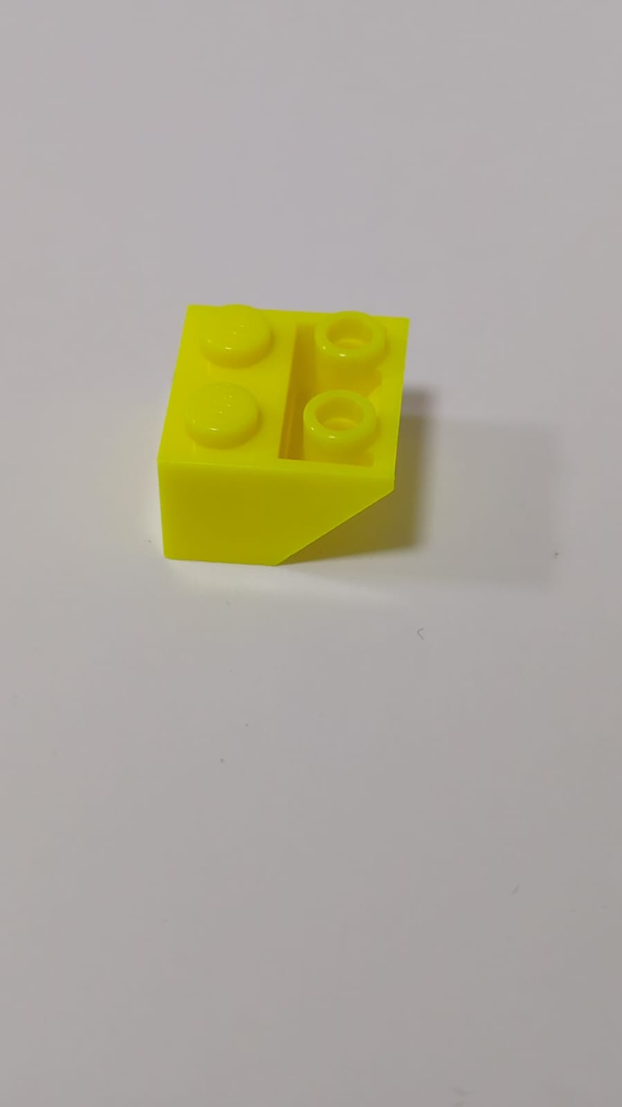 NEU Schräge, invert 45 2 x 2 mit flachem unteren Stift neongelb