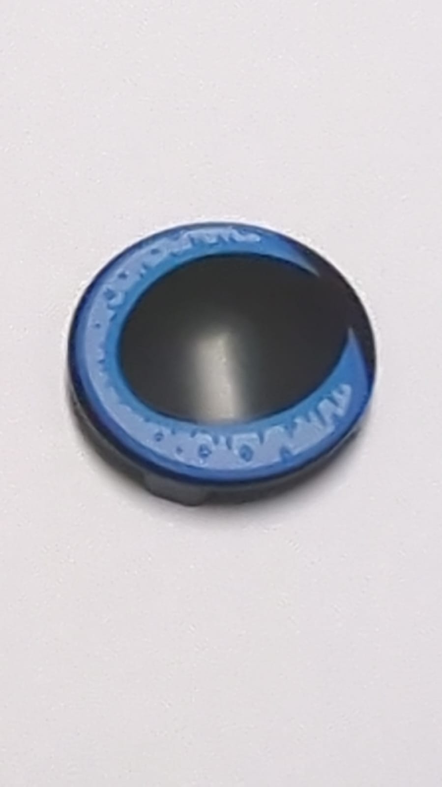 NEU Platte, rund 2 x 2 mit abgerundetem Boden (Bootsnoppe) mit Katzenauge mit großer Pupille und hellem Hellblau, mittlerem Azurblau und blauem Iris-Muster schwarz