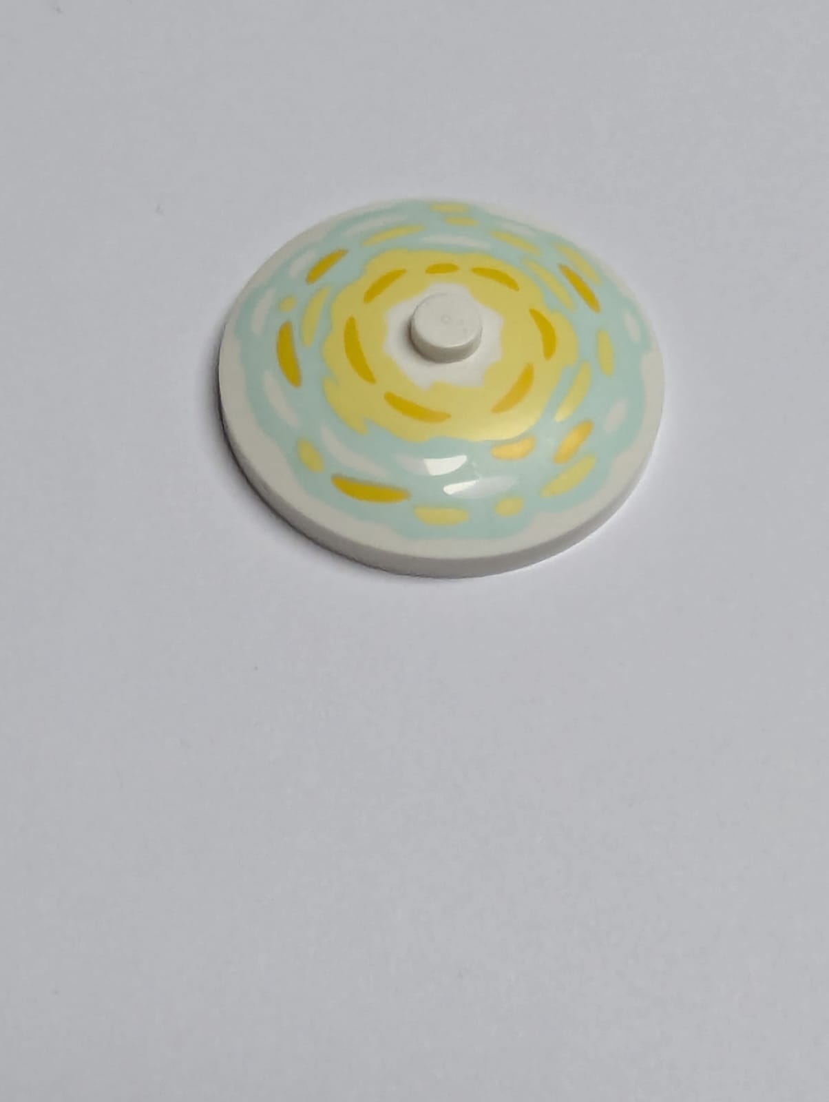 NEU Dish 4 x 4 Inverted (Radar) with Solid Stud with Bright Light Yellow and Bright Light Orange Brushstrokes on Bright Light Yellow and Light Aqua Background Pattern weiss white