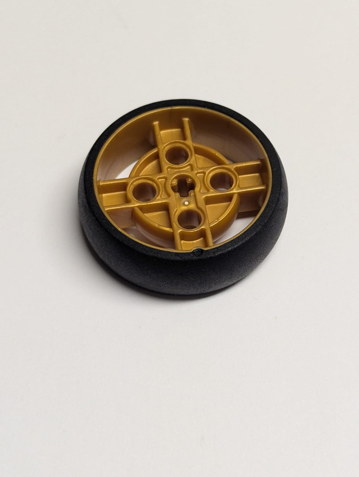 NEU Rad 43 x 14 Technic mit Achsloch und 4 Pin-Löchern mit geformtem schwarzen Hartgummireifenmuster