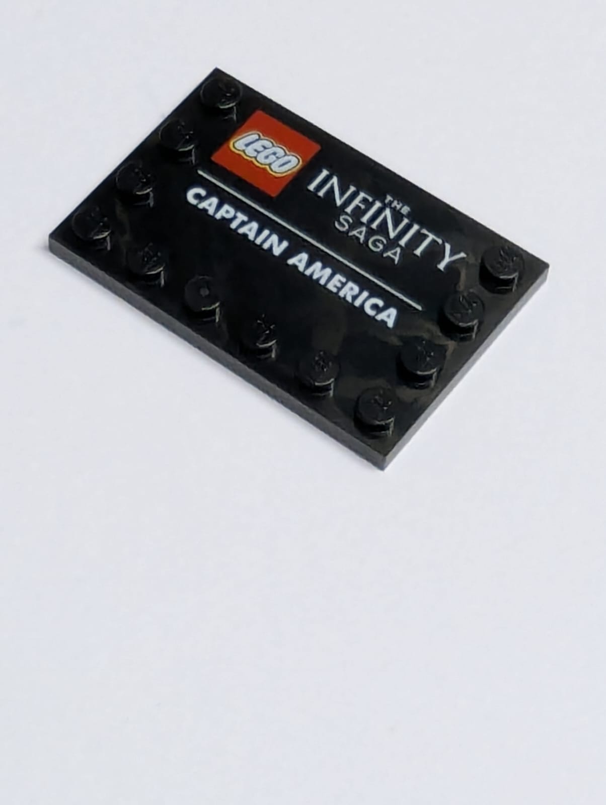 NEU Fliese, modifiziert 4 x 6 mit Noppen an den Kanten mit dem Muster 'THE INFINITY SAGA' und 'CAPTAIN AMERICA' schwarz