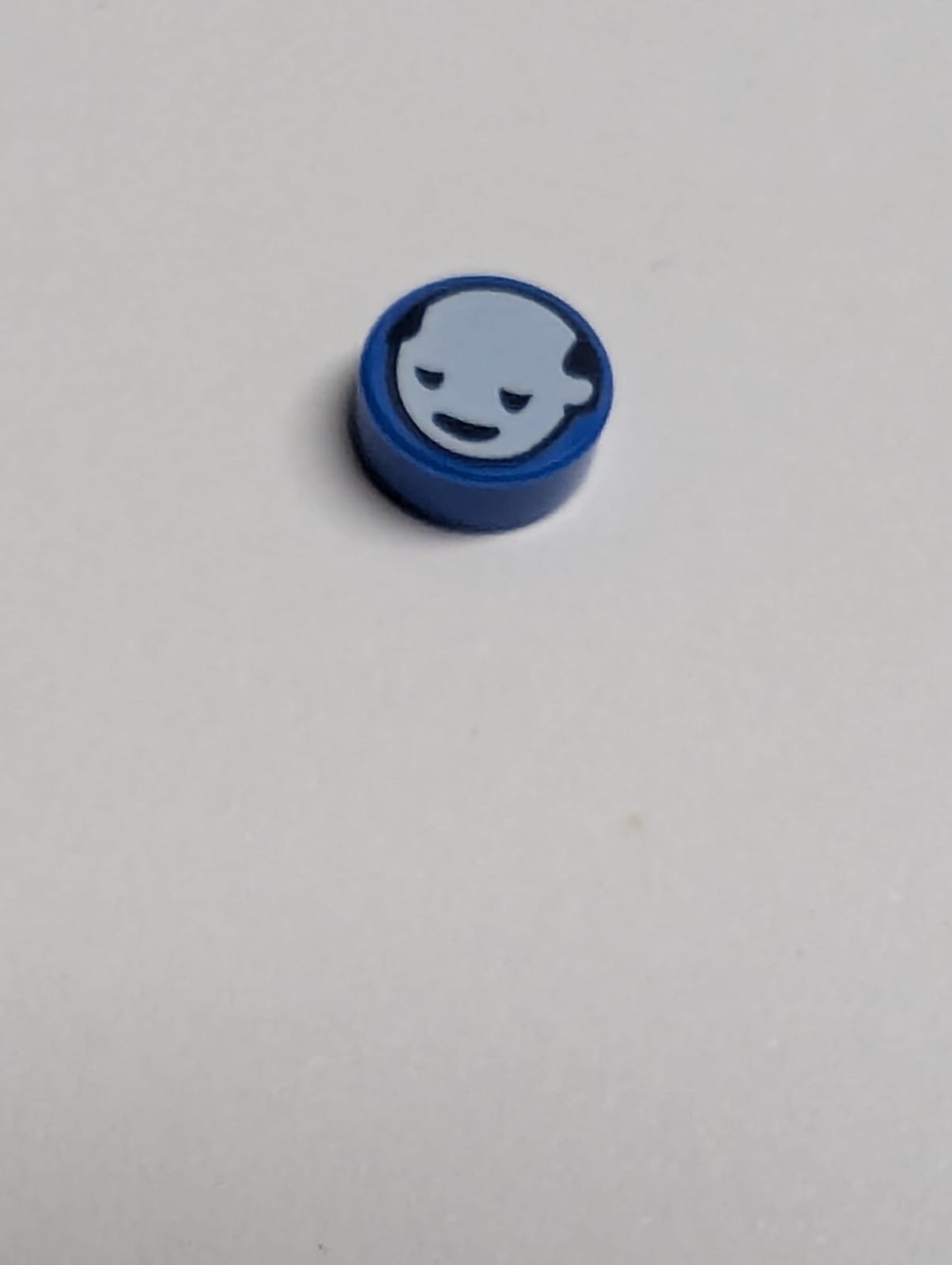 NEU Fliese, rund 1 x 1 mit weißem Kopf mit dunklem blauen Augen- und Mundmuster blau