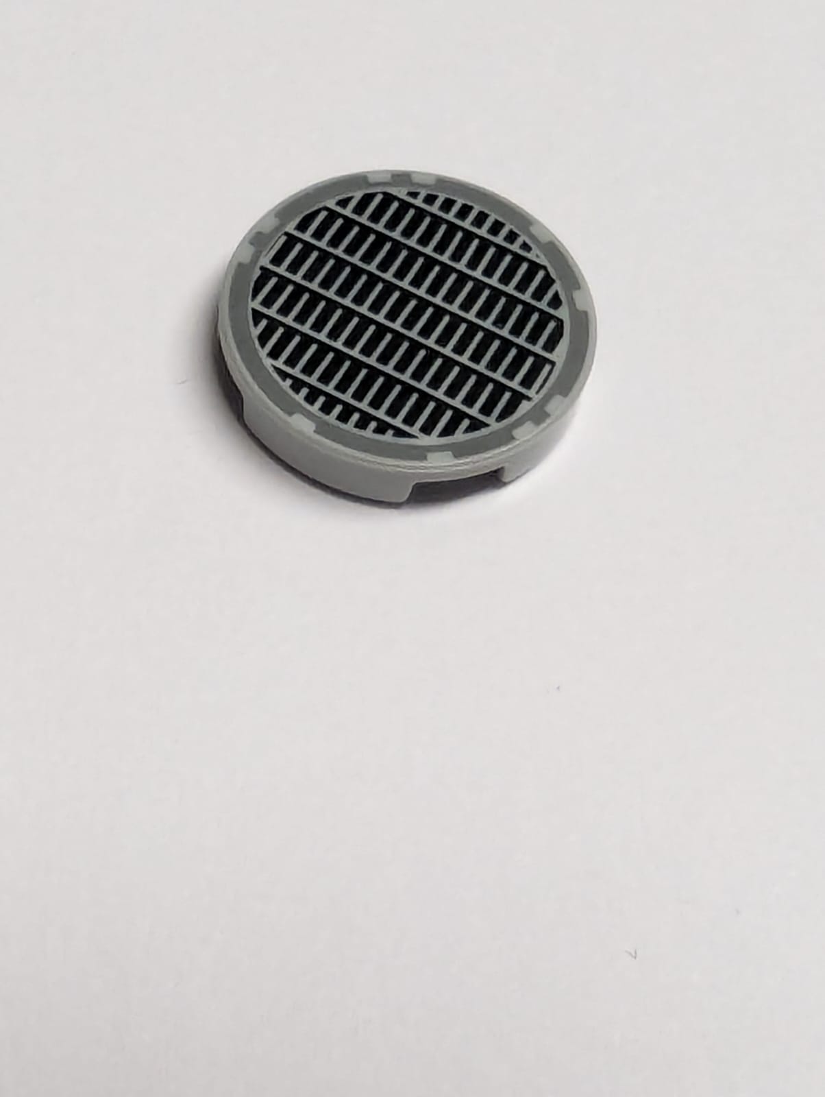 NEU Fliese, rund 2 x 2 mit unterem Noppenhalter mit feinmaschigem Gitter-Deckel-Muster neuhellgrau