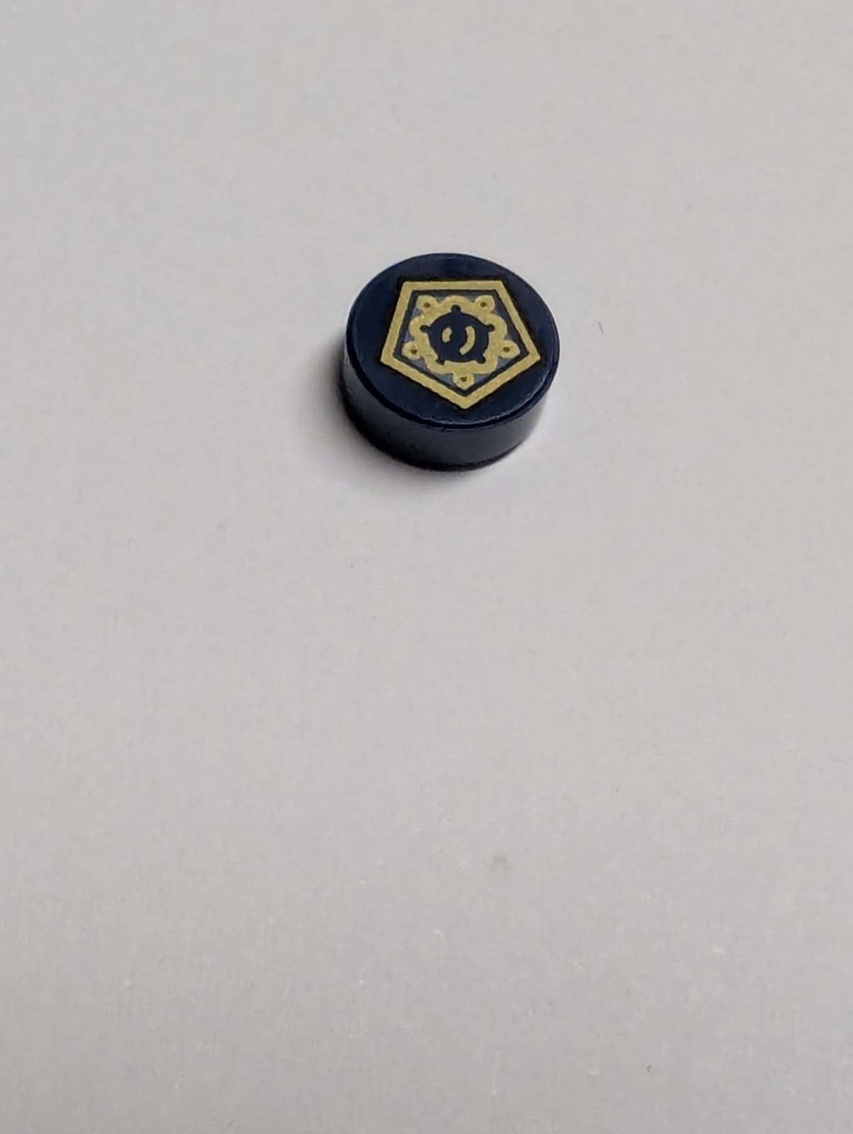 NEU Fliese, rund 1 x 1 mit Goldpentagon und Muster aus Formen (HP Schokoladenfrosch-Karte) dunkelblau