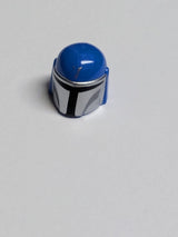 NEU Minifigur, Kopfbedeckung Helm mit Löchern, SW Mandalorianer mit silbernem 'V' und Maske, dunkelblaugraue Wangenvertiefungen und schwarz gestaltetes Visier blau