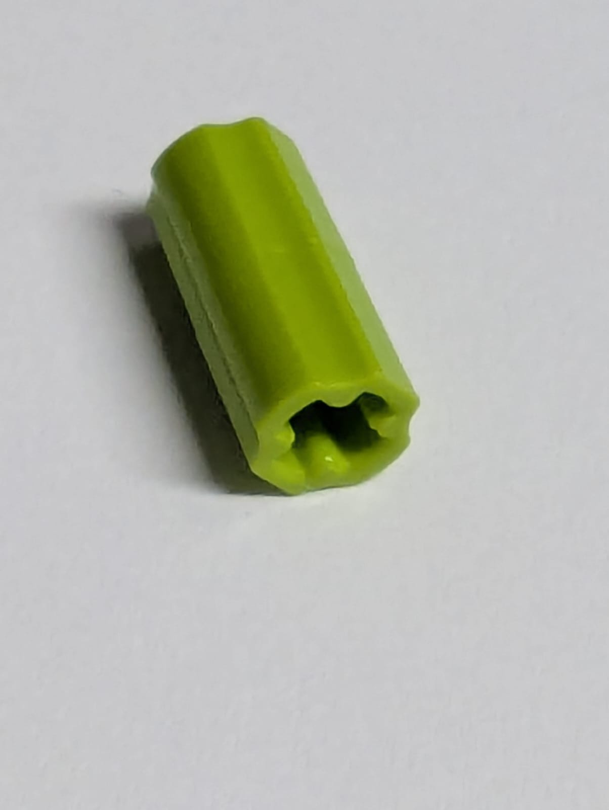 NEU Technic, Axle Connector 2L (Smooth with x Hole + Orientation) lindgrün lime